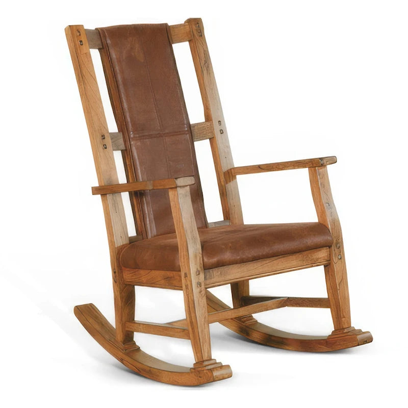 Fauteuil à bascule Mindi en bois avec assise et dossier rembourrés, finition chêne rustique
