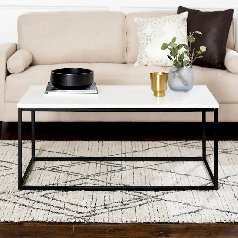 Table basse moderne à structure métallique avec plateau en faux marbre