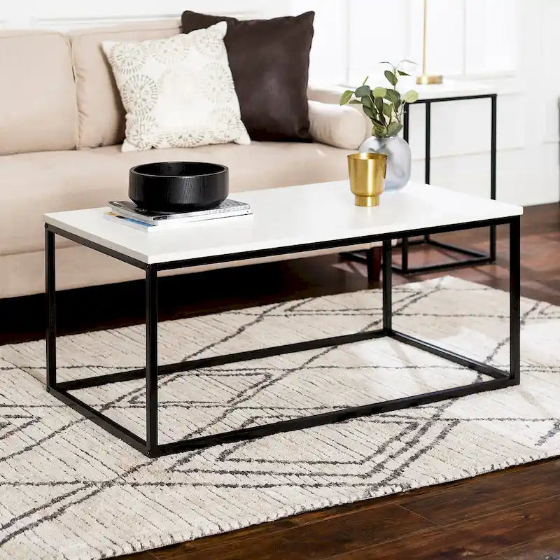 Table basse moderne à structure métallique avec plateau en faux marbre
