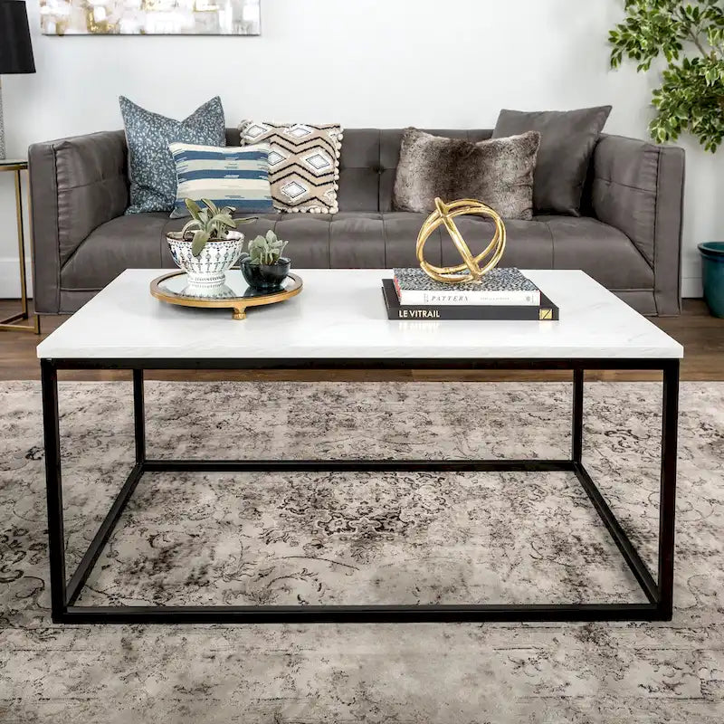 Table basse moderne à structure métallique avec plateau en faux marbre