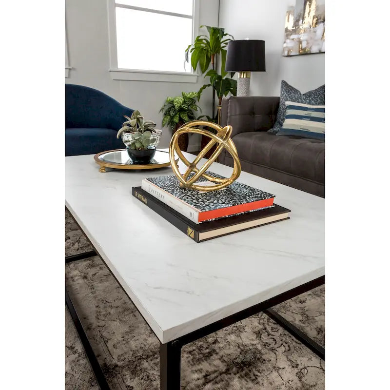 Table basse moderne à structure métallique avec plateau en faux marbre