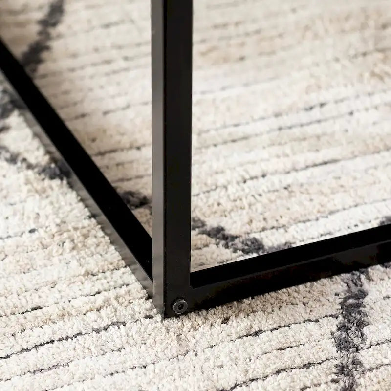 Table basse moderne à structure métallique avec plateau en faux marbre