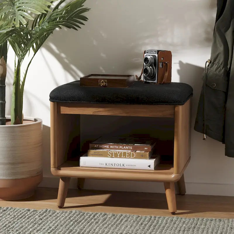 Banc rembourré avec étagère ouverte et pieds effilés